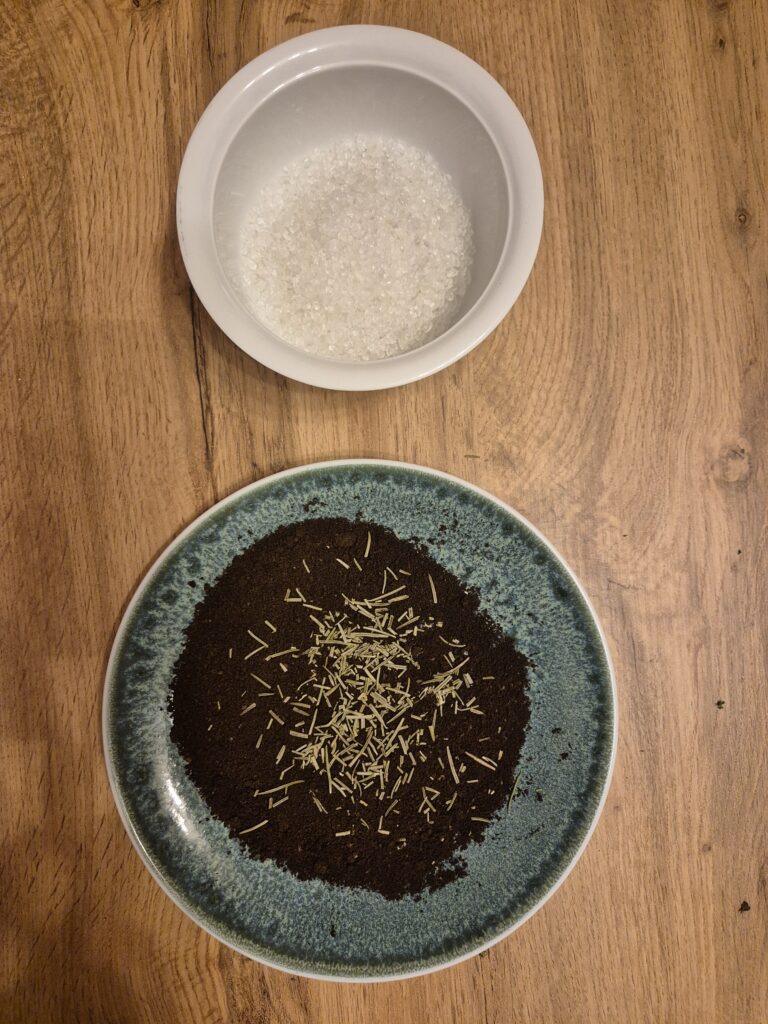 Kaffee-Peeling Kräuter-Workshop: Kaffeesatz-Peeling mit Rosmarin und Totem-Meer-Salz