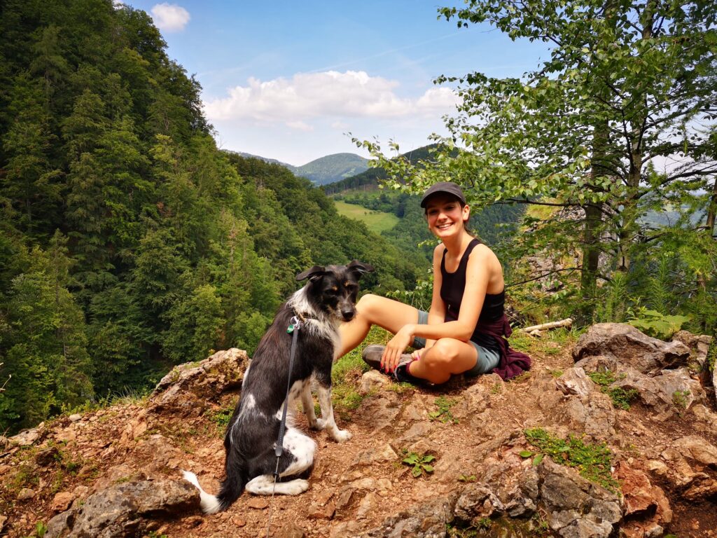 Nadja und Lola Nadja mit Hund Lola beim Wandern