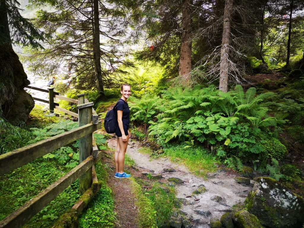 Kräuterwanderung Kräuterpädagogik im Alltag - Nadja beim Wandern