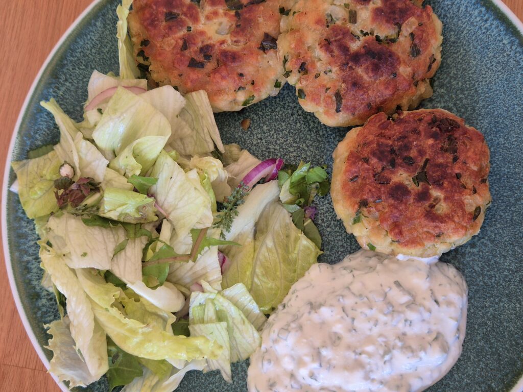 Bärlauchlaibchen mit Wildkräuterdip und wildem Salat