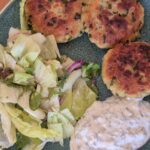 Bärlauchlaibchen mit Wildkräuterdip und wildem Salat