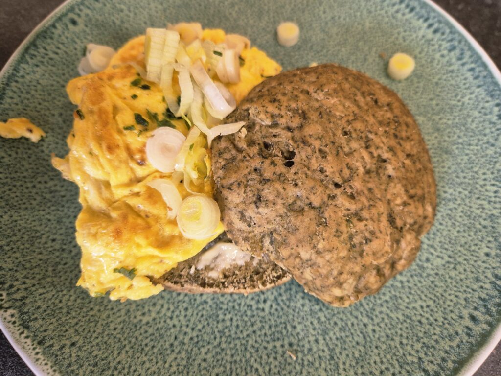 Brennnessel-Weckerl mit Eierspeis und Frühlingszwiebeln