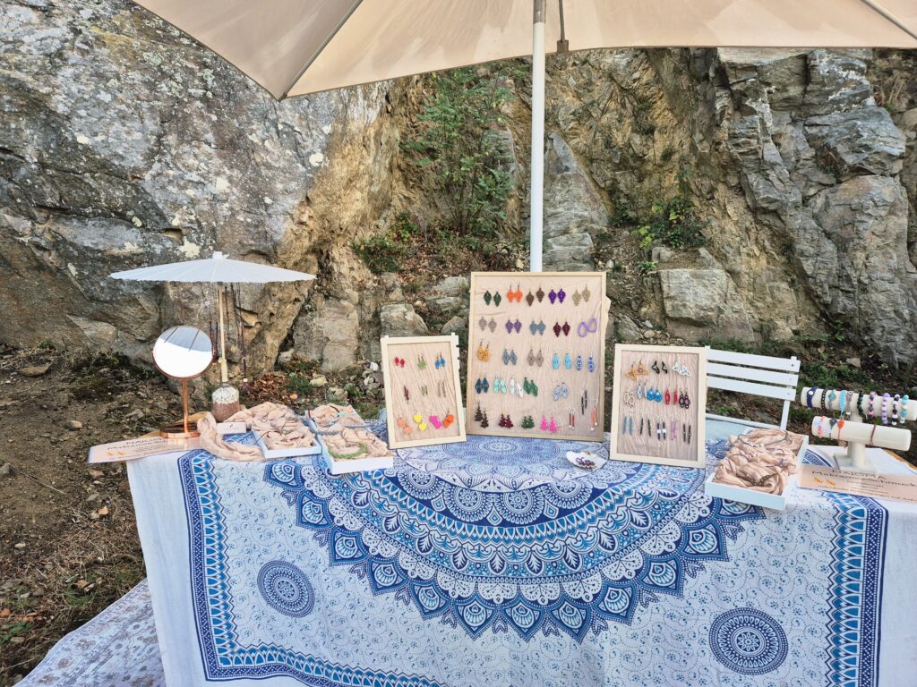 Marktstand NAJOMA Makramee-Schmuck