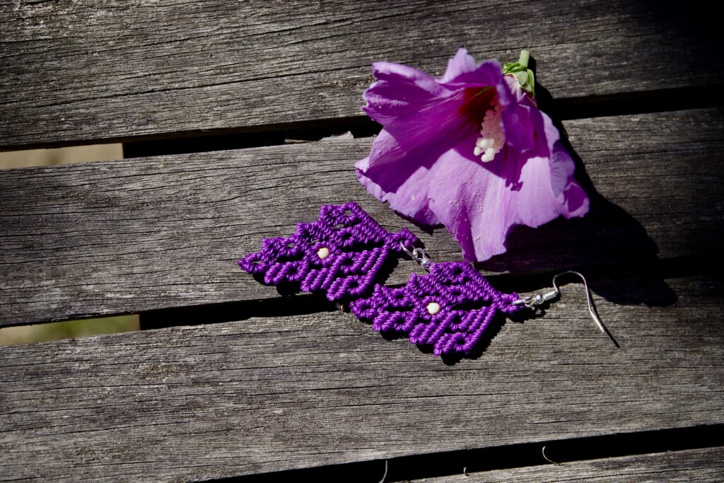 Makramee-Ohrringe - violett mit hellbraunen Holzperlen und silber Ohrhaken