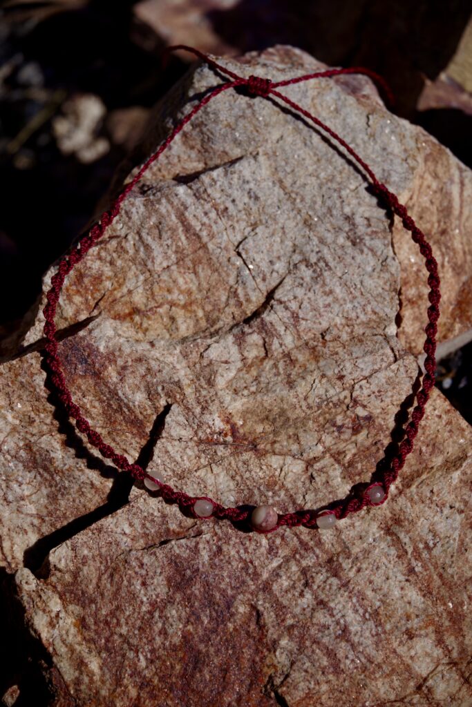Makramee-Kette - dunkelrot mit Glasperlen