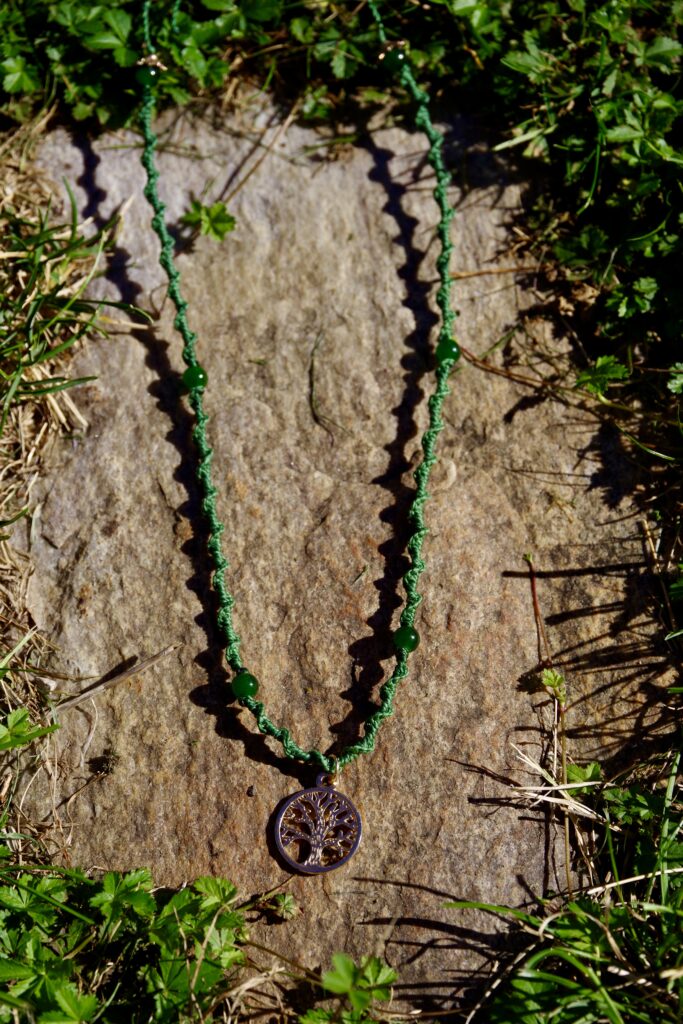 Makramee-Kette - dunkelgrün mit Baumanhänger
