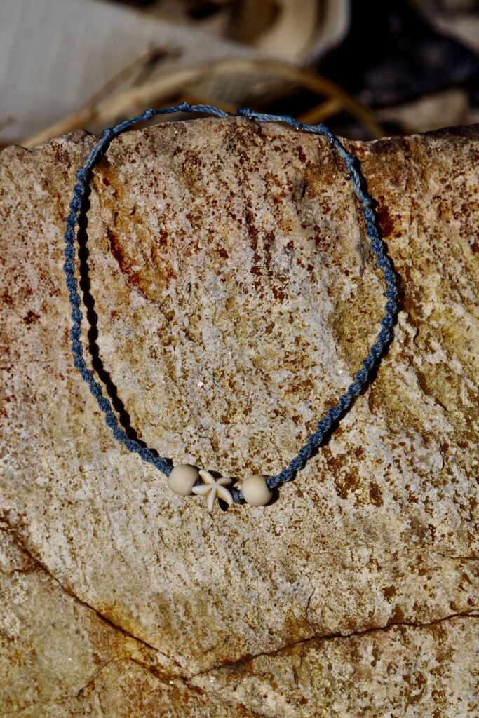 Makramee-Kette - blau mit Seestern und großen Holzperlen
