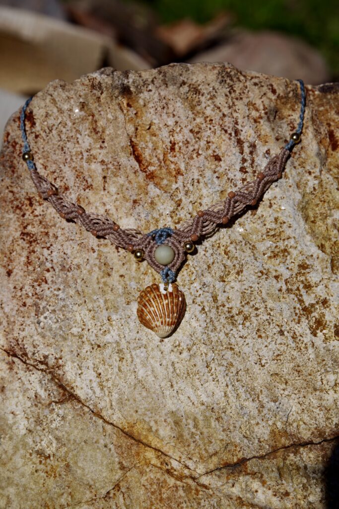 Makramee-Kette - beige-blau mit Muschel und Glasperle