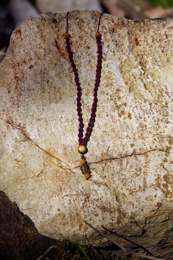 Makramee-Kette - beerenrot mit Buddha-Anhänger