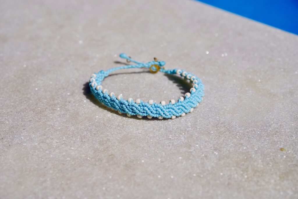 Makramee-Armband - hellblau in Bohostil mit vielen weißen Perlen