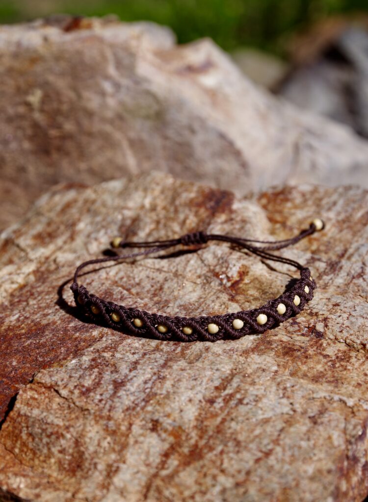 Makramee-Armband - dunkelbraun im Bohostil mit hellbraunen Holzperlen
