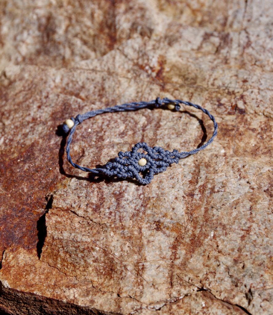 Makramee-Armband - graublau mit hellbrauner Holzperle