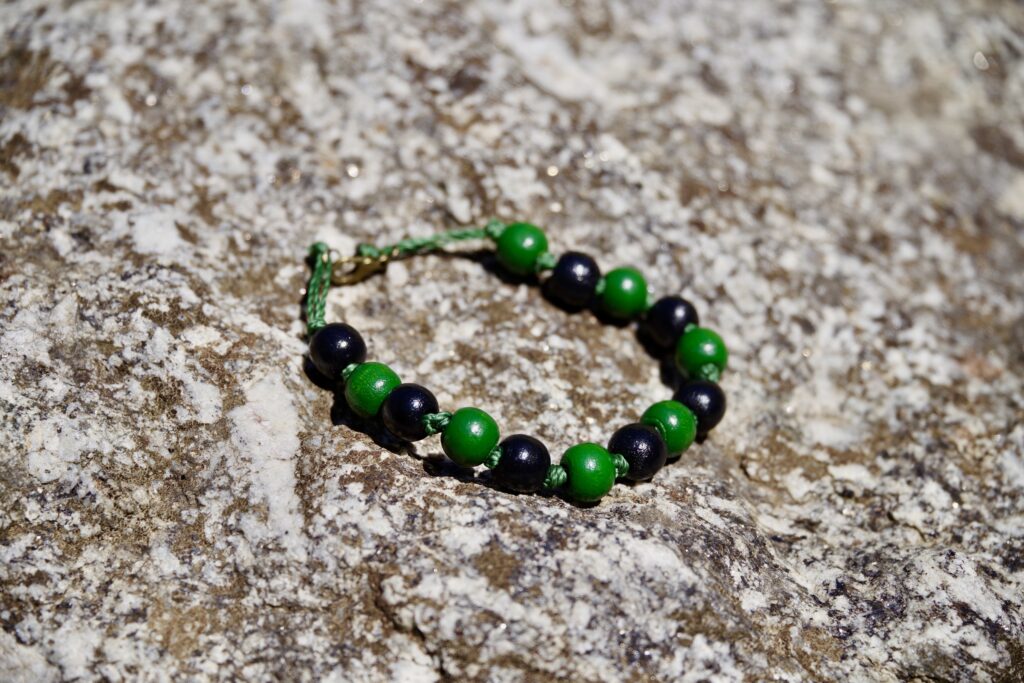 Makramee-Armband - dunkelgrün mit grünen und schwarzen großen Holzperlen