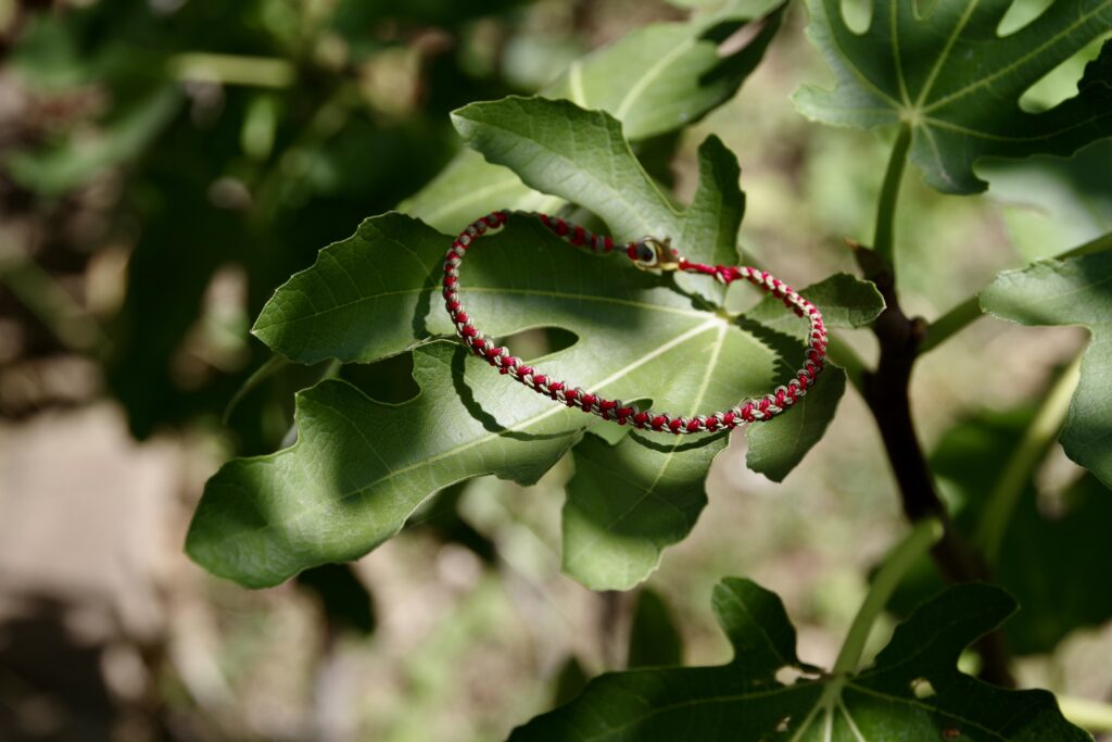 Makramee-Armband - hellgrün-kirschrot 