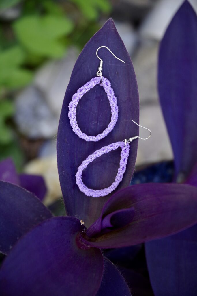 Makramee-Ohrringe - Kreolen in lavendel und silber Ohrhaken