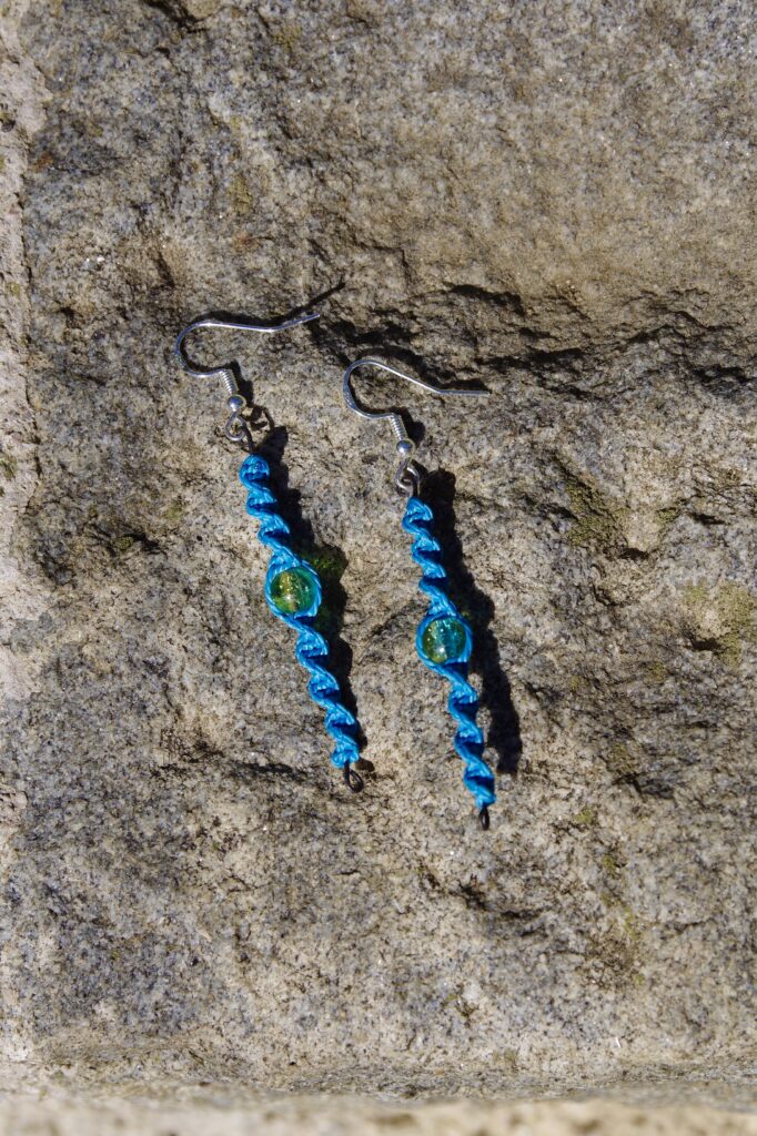 Makramee-Ohrringe - blau mit grün-blauen Perlen und silber Ohrhaken