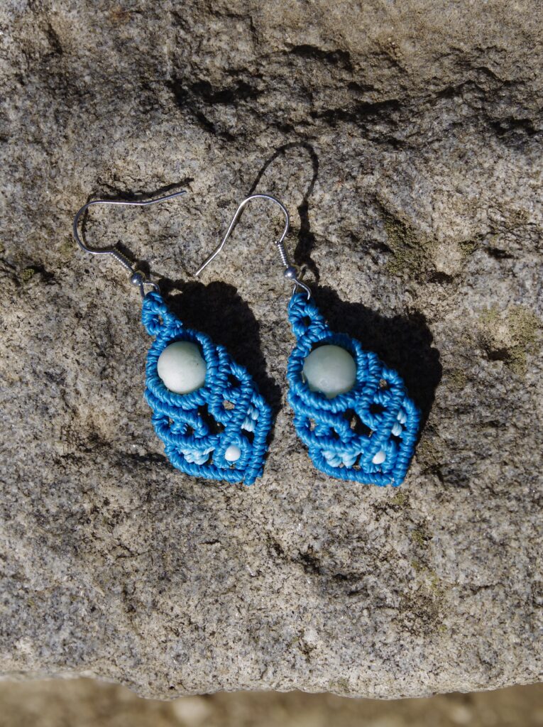Makramee-Ohrringe - blau mit Glasperlen und silber Ohrhaken