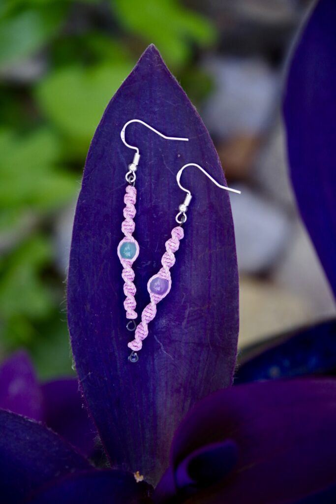 Makramee-Ohrringe - rosa mit rosa-grünen Perlen und silber Ohrhaken